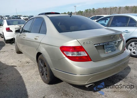 2010 Mercedes-Benz C 300 4Matic z USA, uszkodzony, nr VIN WDDGF8BBXAR115976